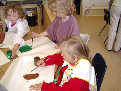 Figura 3. Niños pintando. 