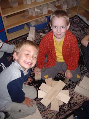 Figura 5. Niños construyendo con bloques. 