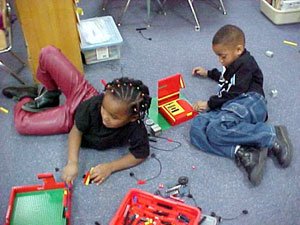 Figura 4. Niños de kindergarten trabajan en proyectos de Lego-Logo.