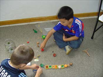Figure 8. Gil and Ricardo role-played with their mini market. 