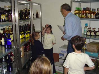 Figura 30. Los niños estaban interesados en como era el almacén. 