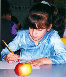 girl drawing apple 2