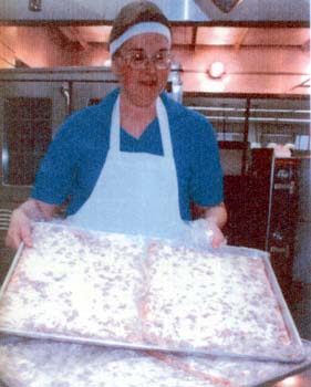 Figura 29. Se incluyó en un libro sobre la cocina una fotografía de una cocinera que hacía nuestra pizza. 