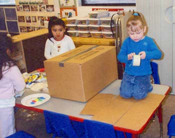 Figura 36. Cassidy y Natalia juntaron cajas con cinta adhesiva para hacer una máquina de vapor. 