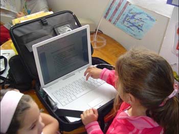 Figura 21. Valentina uso nuestra computadora portátil para escribir preguntas. 