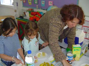 Figura 61. La mamá de Paola les enseño a los niños como preparar piña colada sin alcohol. 