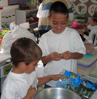 Figura 99. Älvaro y Arturo ayudaron a preparar las ensaladas.